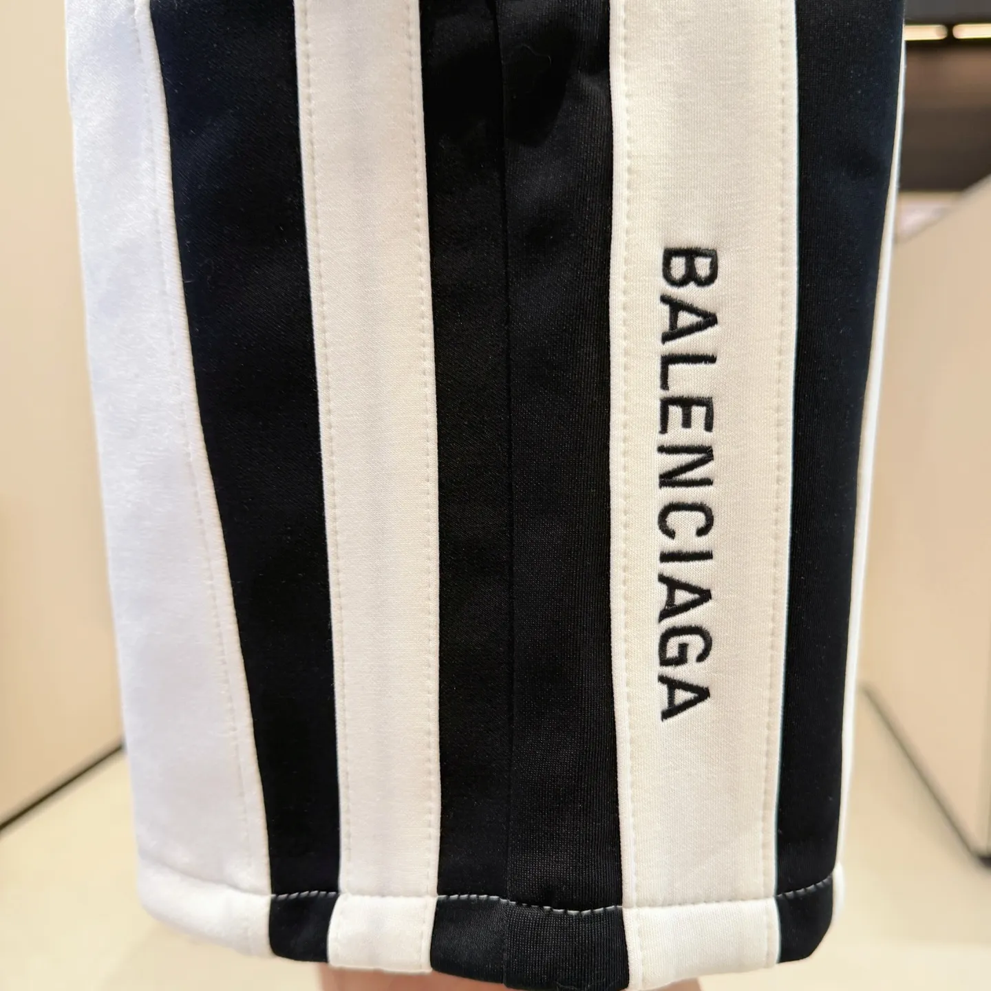 Balenciaga's three-standard complete 2026 summer New Arrival men's casual shorts, advanced custom-made Breathable fabric, Breathable fabric, extremely stretchy and comfortable, impeccable details, top-grade accessories, original logo design concept, delicate and soft feel! The upper body fit is awesome! Size: M-XXXL Please state your height and weight when ordering